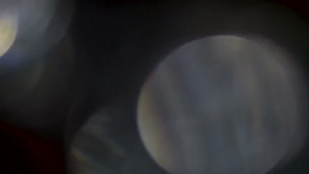 光脉冲 用真透镜耀斑在超高暗背景上的美丽光泄漏 — 图库视频影像