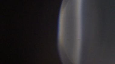 Işık darbeleri. Güzel ışık sızıntısı Ultra yüksek gerçek lens ile koyu arka plan üzerinde parlaması 