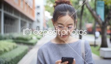 Kadın bir cep telefonu, sohbetler şehir sokaklarını arkadaşlarıyla oynuyor. Özel bir günde mutlu mu.