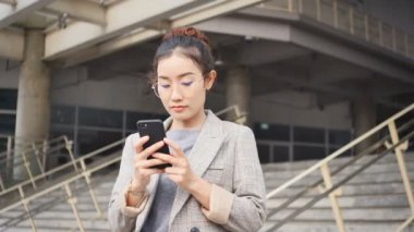 Kadın arkadaşlar ofis binası dışında akıllı telefonlar oyunla