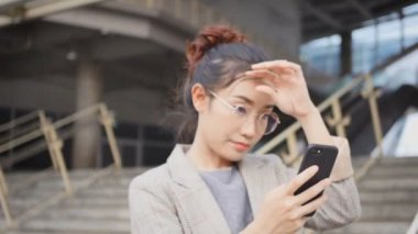 Kadın arkadaşlar ofis binası dışında akıllı telefonlar oyunla