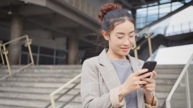 Kadın arkadaşlar ofis binası dışında akıllı telefonlar oyunla