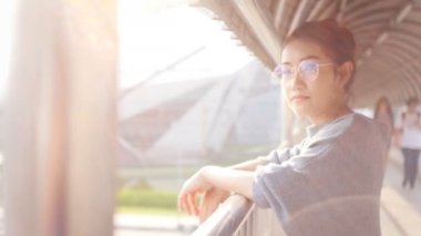 Yakın çekim çekim bir bina içinde gülümseyen bir kadın