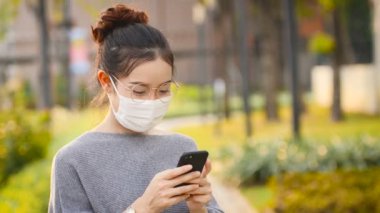 Bir kadın bir bina dışında bir telefonda konuşuyor. Kadın mutlu bir şekilde Evet. Çok seyahat ilgilendi