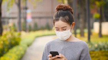 Bir kadın bir burun bezi giyen bir cep telefonu çalar. O alerjisi var ve toz şehirde bulunca ateş ile hasta