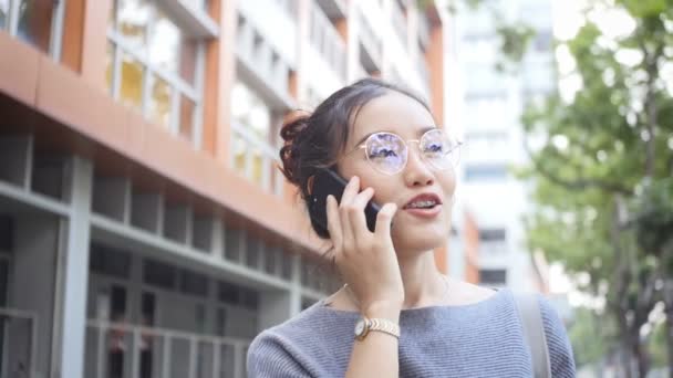 Kadın Bir Cep Telefonu Sohbetler Şehir Sokaklarını Arkadaşlarıyla Oynuyor Özel — Stok video