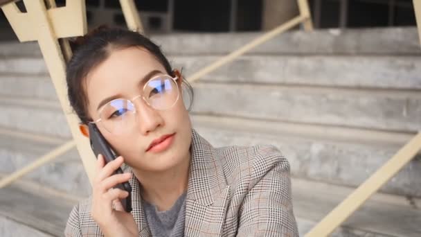 Femmes Jouant Les Téléphones Intelligents Elle Est Fatiguée Vie Dans — Video