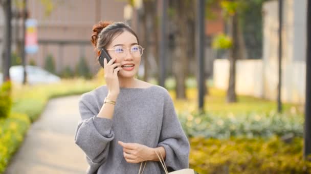 Una Donna Suona Cellulare Mentre Indossa Panno Naso Lei Allergica — Video Stock