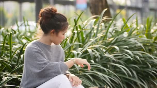 Une Femme Téléphone Devant Immeuble Pendant Elle Attendait Amant — Video