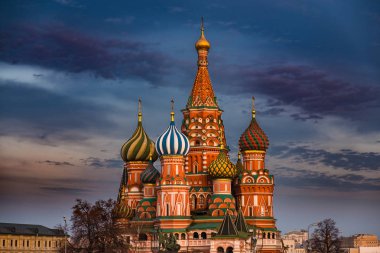 Saint Basil Katedrali Kızıl Meydan, Moskova, Rusya ile koyu renkli gökyüzü yukarıdaki gün batımında üzerinde