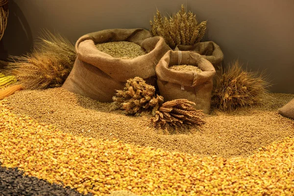 Tahıl ve hububat dekoratif tohumları ile tuval çanta içinde