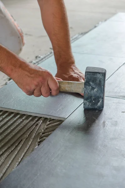 Pekerja Menempatkan Ubin Lantai Keramik Pada Permukaan Perekat — Stok Foto