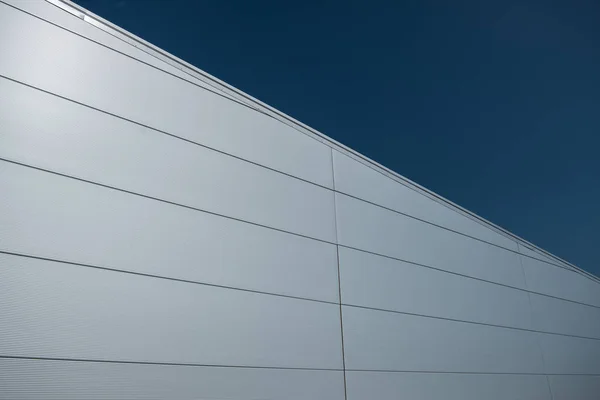 Gümüş renkli çelik sandviç panel kaplı Modern bina cephe