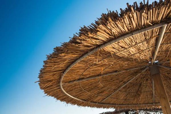 Detail Payung Matahari Jerami Dengan Langit Biru Dalam Latar Belakang — Stok Foto