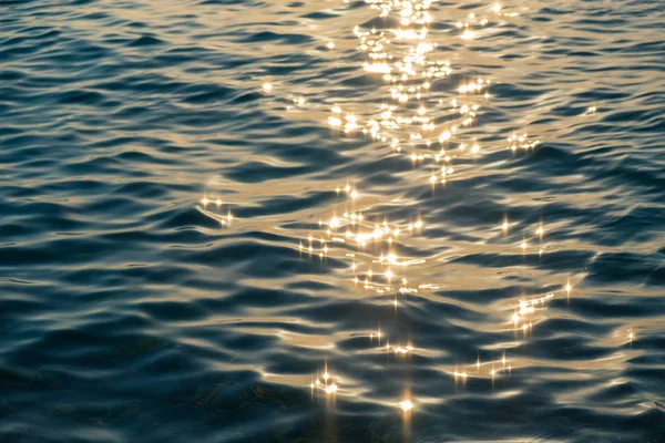 Riak Permukaan Air Dengan Sinar Matahari Berkilauan — Stok Foto