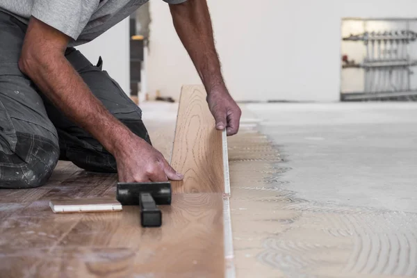 Arbeiter Verlegt Holzdielen Auf Aufgetragenem Klebstoff — Stockfoto