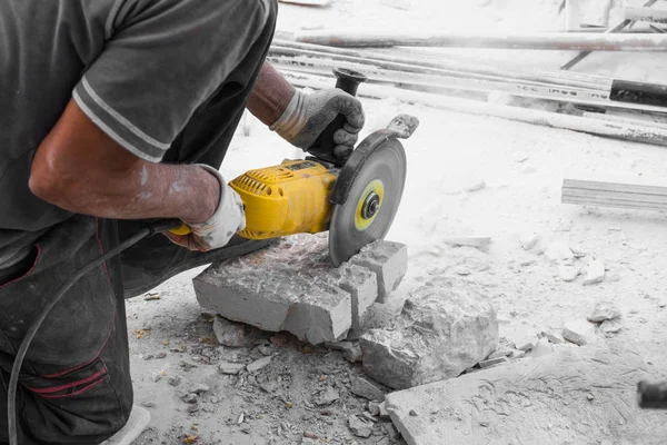 Pekerja Memotong Blok Batu Kapur Dengan Alat Gergaji Listrik — Stok Foto