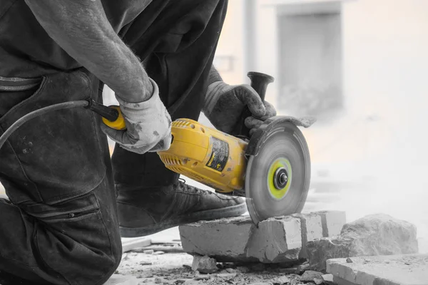 Worker Cutting Limestone Block Power Tool Saw — Stock Photo, Image