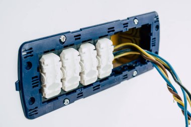 Duvara asılı kablolar ile yeni yüklenmiş ışık anahtarı