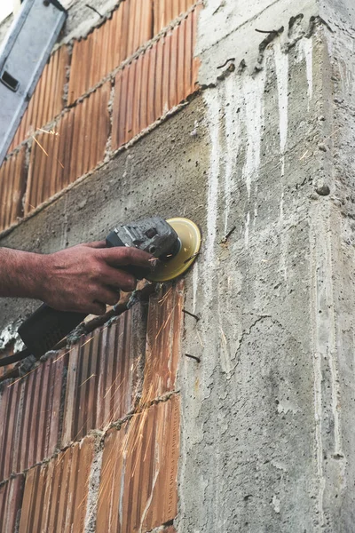 Pekerja Memotong Tulangan Membentuk Beton Dengan Penggiling — Stok Foto