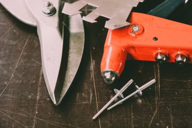 Fabrikada çalışma masasında tinsmith araçları