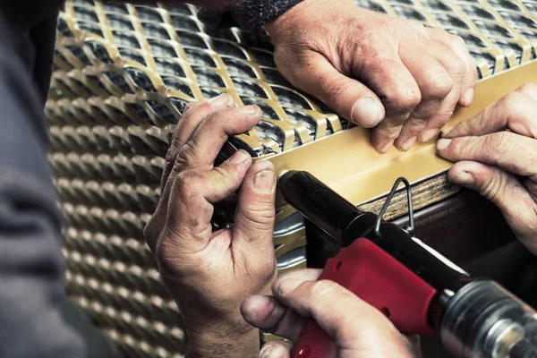 Arbeiter Montieren Metallrahmen Mit Nietpistole Fließband — Stockfoto