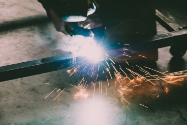 İşçi çelik ağı Mig teknolojisiyle çerçeveye kaynaklıyor