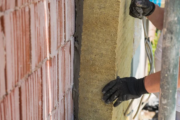 Para Pekerja Memasang Panel Wol Batu Dinding Fasad — Stok Foto