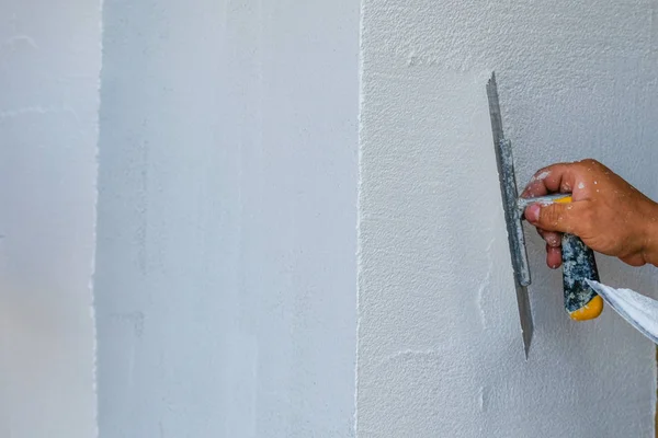 Pelukis Menerapkan Cat Segar Fasad Rumah — Stok Foto