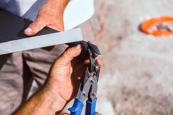 Pekerja Memotong Lembaran Logam Berkedip Dengan Gunting Tangan — Stok Foto