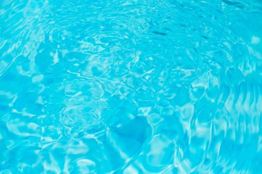 Mavi arka planlı havuzda su dalgaları