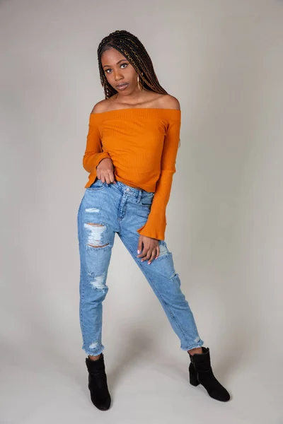 Photo Studio Une Jeune Femme Noire Avec Haut Orange Vintage — Photo