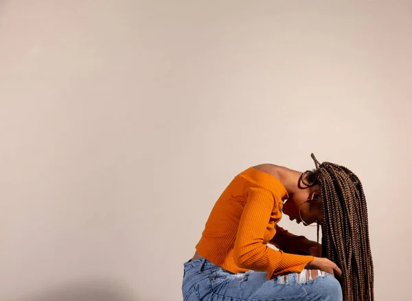 Plan Studio Une Jeune Femme Noire Regardant Vers Bas Avec — Photo