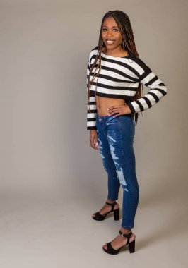 Genç siyah maruz diafram studio poz ile kız çizgili gömlekli