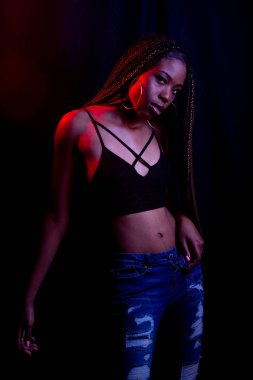 Kırmızı ve mavi stüdyo ışıkları ile Afrikalı-Amerikalı kadın