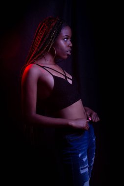 Kırmızı ve mavi stüdyo ışıkları ile Afrikalı-Amerikalı kadın