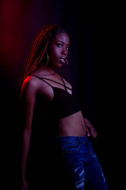 Kırmızı ve mavi stüdyo ışıkları ile Afrikalı-Amerikalı kadın