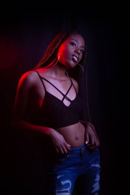 Kırmızı ve mavi stüdyo ışıkları ile Afrikalı-Amerikalı kadın
