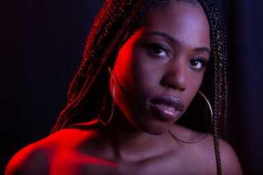 Kırmızı ve mavi stüdyo ışıkları ile Afrikalı-Amerikalı kadın