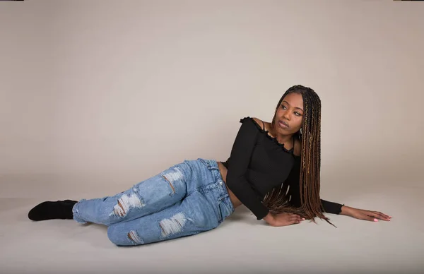 Studio Shot Van Een Jonge Zwarte Vrouw Met Baggy Jeans — Stockfoto