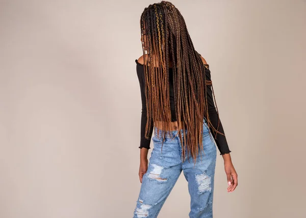Estudio Una Joven Mujer Negra Con Jeans Holgados Posando Sobre —  Fotos de Stock