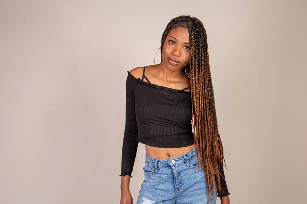 Estudio Una Joven Mujer Negra Con Jeans Holgados Posando Sobre — Foto de Stock