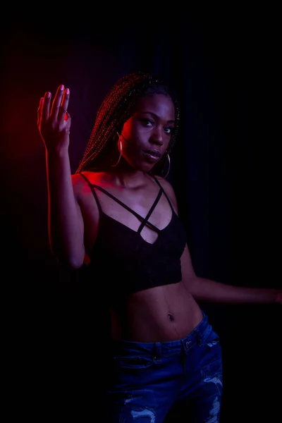 Афро Американських Жінка Червоним Синім Студійного Світла — стокове фото