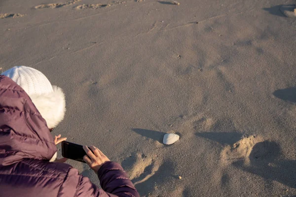 Γυναίκα Στην Παραλία Χειμώνα Λαμβάνοντας Φωτογραφίες Κινητό Της — Φωτογραφία Αρχείου