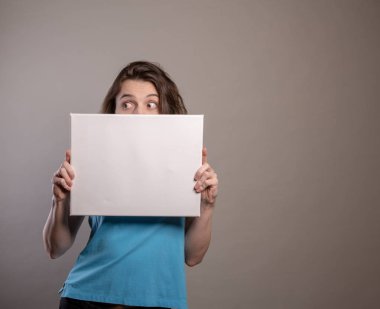 Tabelalı Kadın mavi gömlek el hareketi içinde bir boş. Bir işareti ile oda boşaltmak serisinin holding sözcüsü.