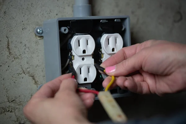 Verificação Eletricista Fêmea Inspeção Tomada Elétrica Diversidade Conceito Força Trabalho — Fotografia de Stock