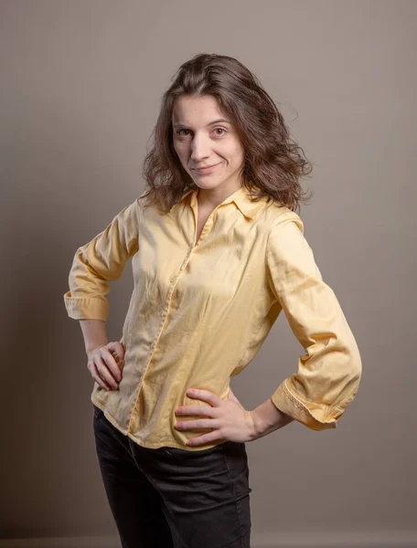 妇女在黄色衬衫在演播室在灰色背景 发言人系列概念 — 图库照片