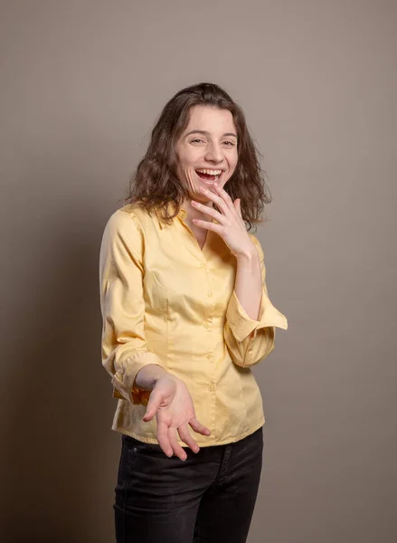 Frau Gelbem Hemd Studio Auf Grauem Hintergrund Sprecher Konzept — Stockfoto