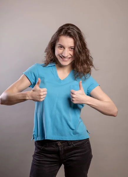 Mulher Camisa Azul Gesturing Conceito Série Porta Voz — Fotografia de Stock