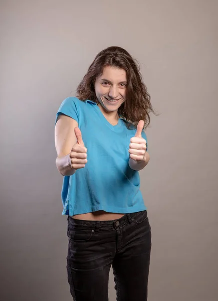 Woman Blue Shirt Gesturing Porte Parole Concept Série — Photo